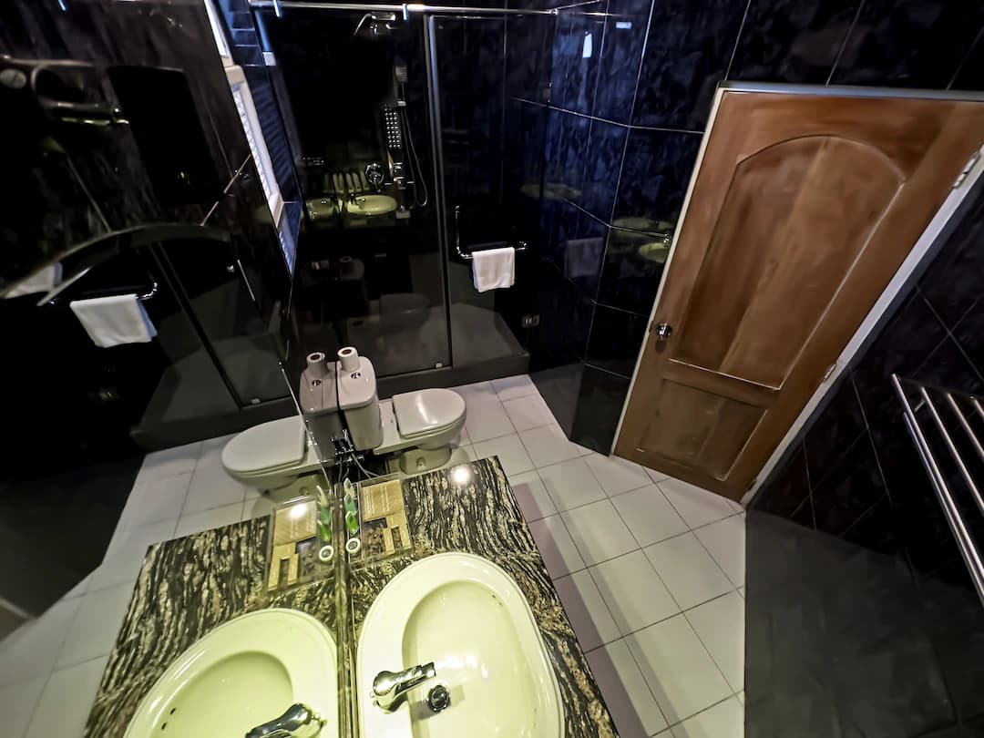 Deluxe Room bathroom